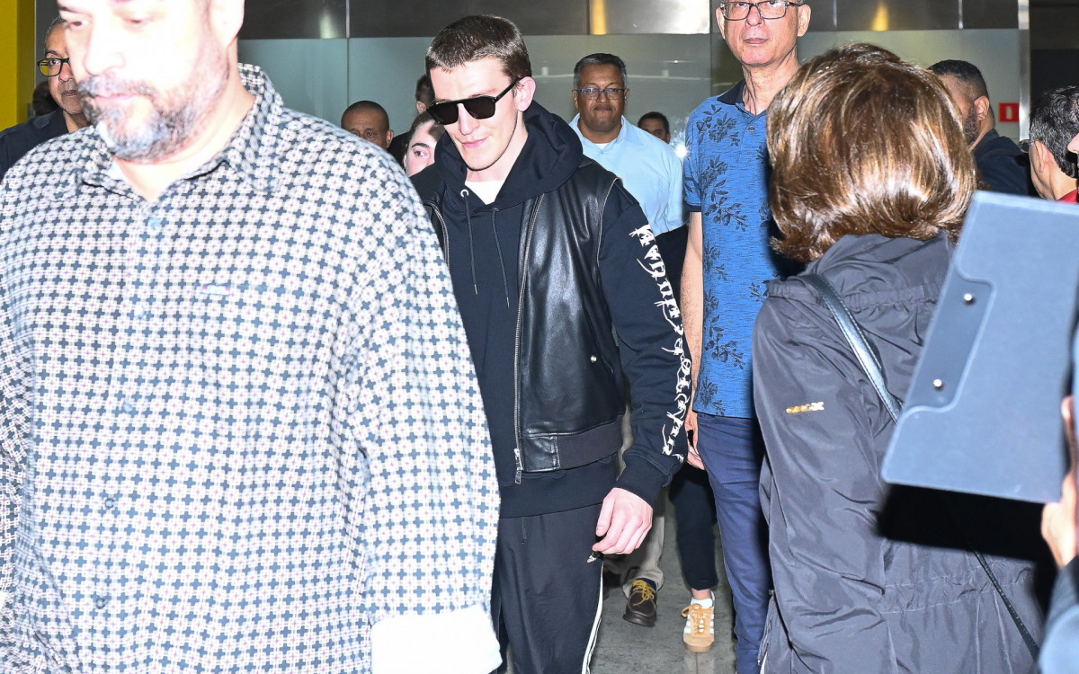 Ator inglês Ewan Mitchel desembarca no Brasil para participar da CCXP