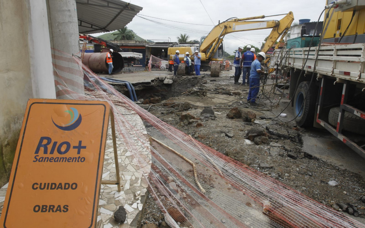Reparo da adutora que rompeu em Campo Grande, na Zona Oeste - Reginaldo Pimenta/Agência O DIA