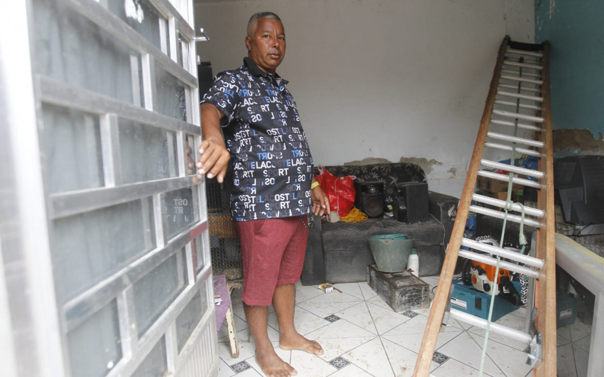 Cícero e a esposa Eliane perderam tudo após o rompimento da adutora em Campo Grande - Reginaldo Pimenta/Agência O DIA