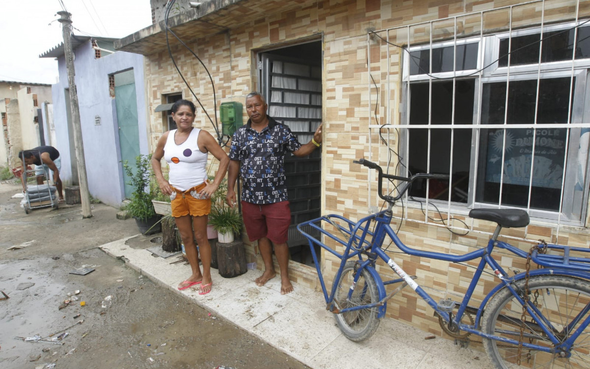 Cícero e a esposa Eliane perderam tudo após o rompimento da adutora em Campo Grande - Reginaldo Pimenta/Agência O DIA