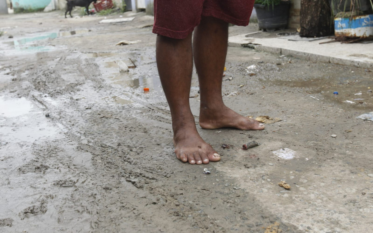 Moradores contabilizam prejuízos após a água invadir suas casas  - Reginaldo Pimenta/Agência O DIA