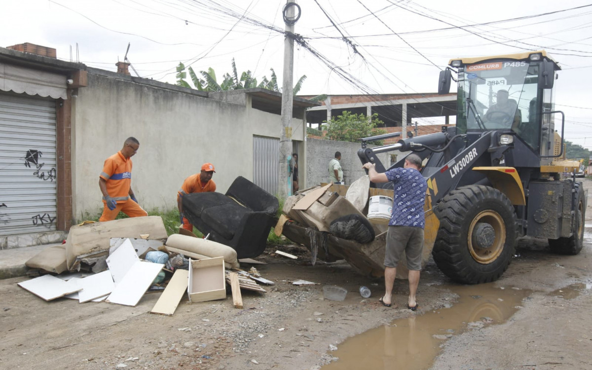 Reparo da adutora que rompeu em Campo Grande, na Zona Oeste - Reginaldo Pimenta/Agência O DIA