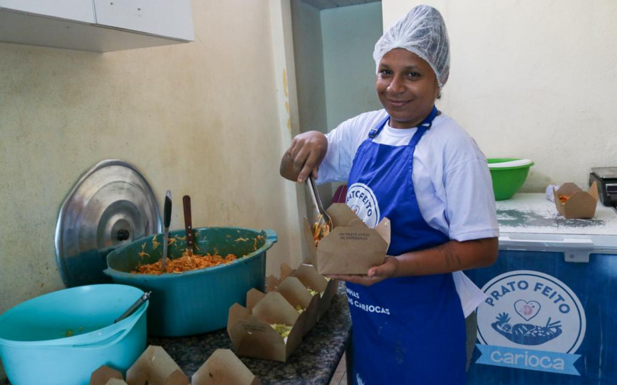 Roberta Freire da Silva passou de beneficiária para ajudante de cozinha no programa - Roberto Moreyra / SMTE