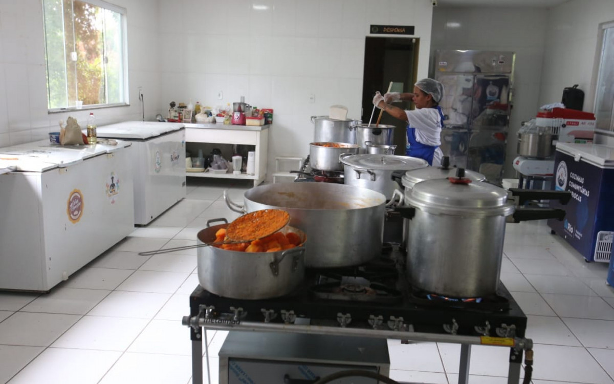 A Cozinha Comunitária Carioca, da Ilha do Governador, atende até 280 pessoas por dia - Cleber Mendes / Agência O Dia