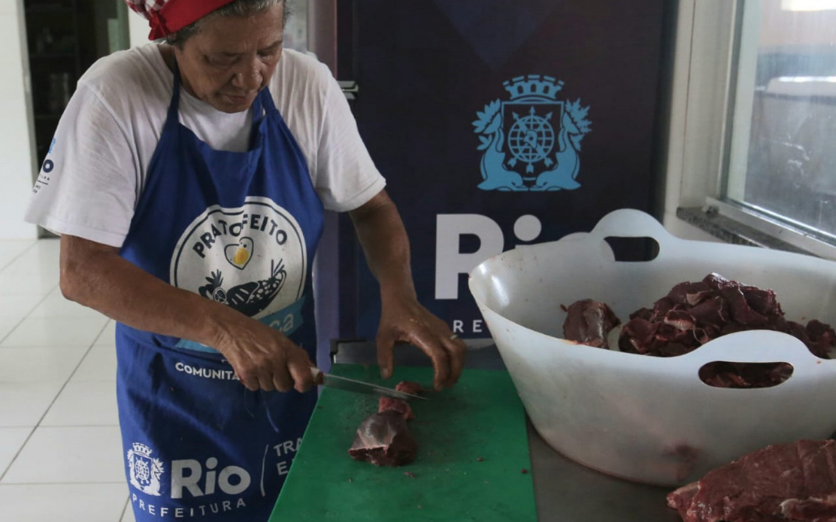 Cozinheira trabalha na Cozinha Comunitária Carioca, da Ilha do Governador - Cleber Mendes / Agência O Dia