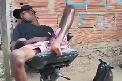 Vídeo: suspeito de tráfico de drogas dorme e é acordado pelo cano do fuzil de um PM
