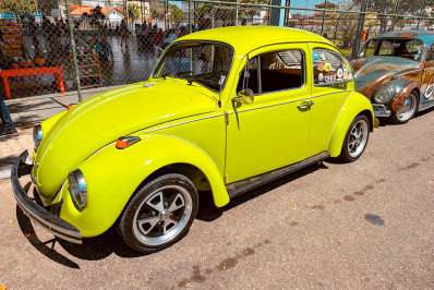 Festa de aniversário de Queimados continua com shows, feira e exposição de carros antigos