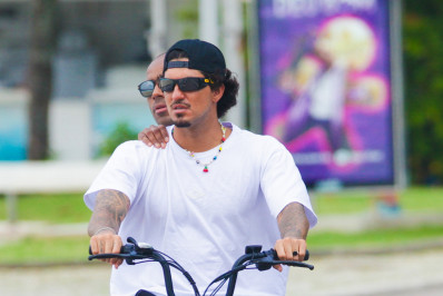 Gabriel Medina leva amigo na garupa de bicicleta durante passeio no Rio
