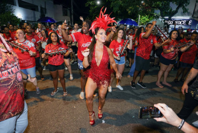Viviane Araujo se acaba de sambar no primeiro ensaio de rua do Salgueiro para o Carnaval 2024