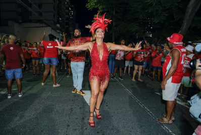 Viviane Araujo se acaba de sambar no primeiro ensaio de rua do Salgueiro para o Carnaval 2024
