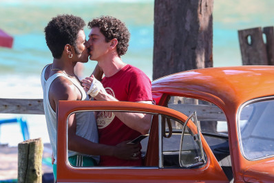 Ícaro Silva e Johny Massaro trocam beijos em gravação na praia