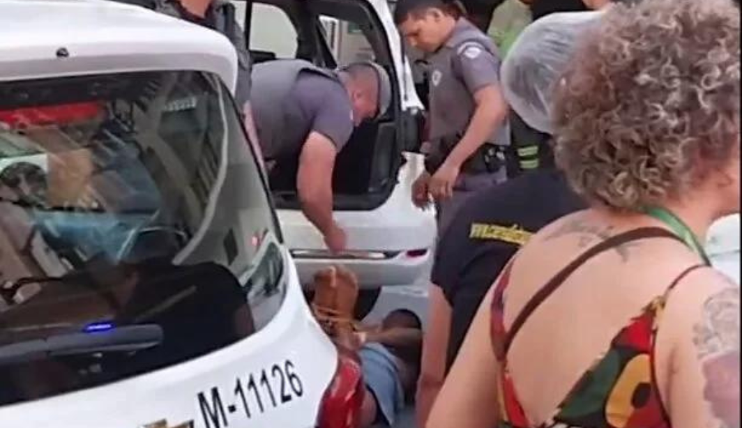 Homem tem mãos e pés amarrados por PMs em abordagem no centro de SP