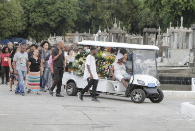 Jovem morto em acidente grave de ônibus é enterrado no Cemitério de Inhaúma