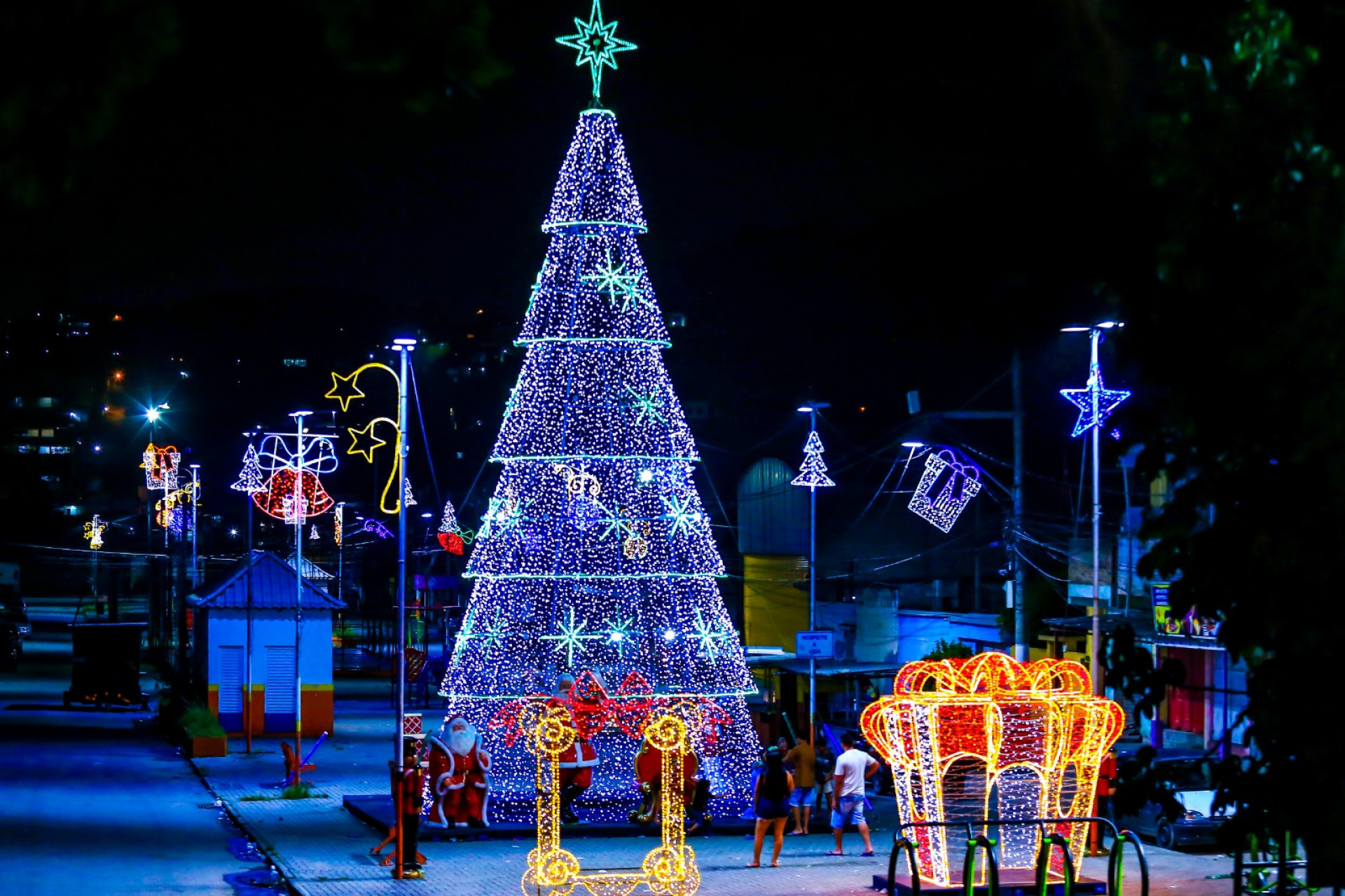 A praça de Areia Branca atrai um grande número de moradores para ver a decoração natalina - Rafael Barreto/PMBR