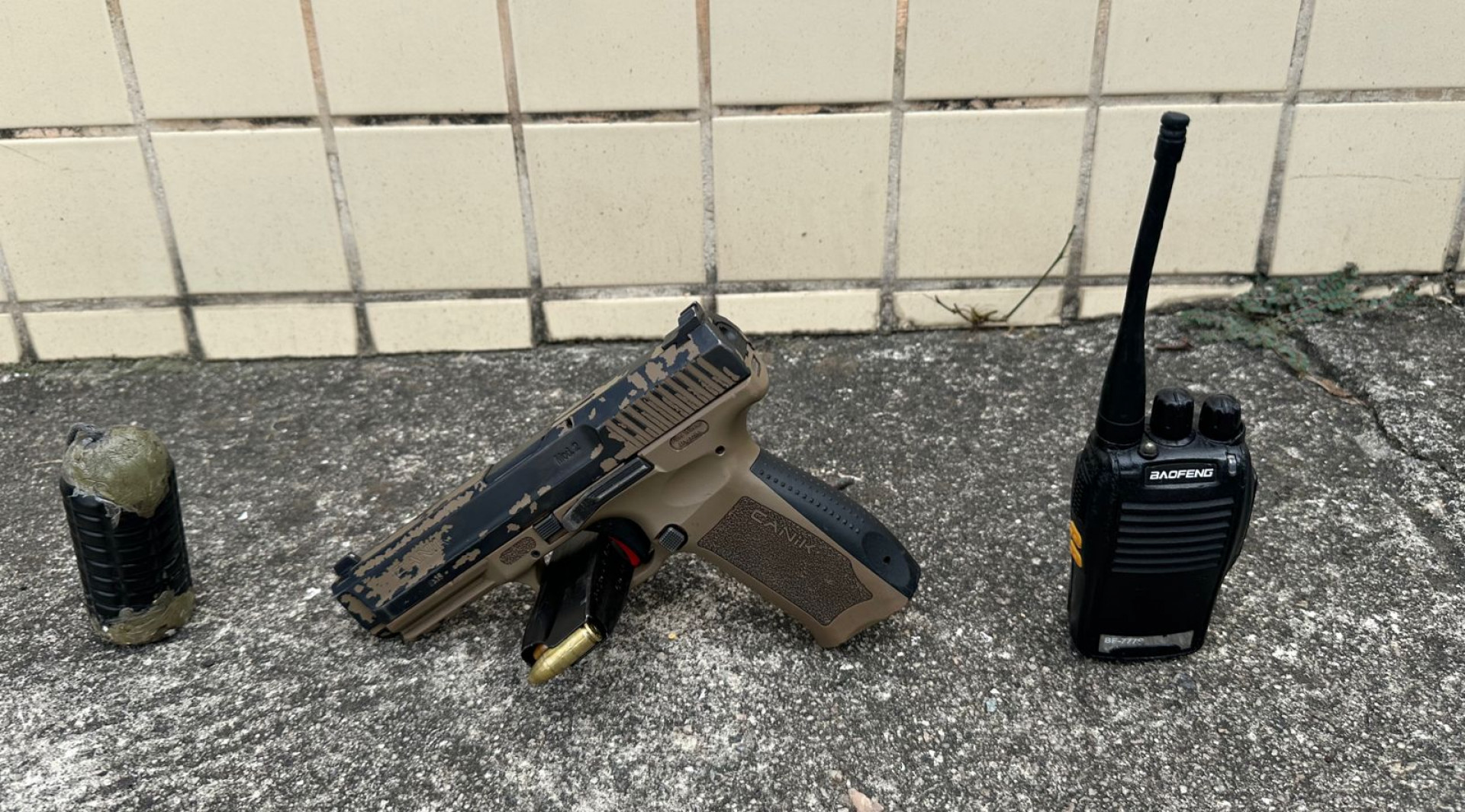 Artefato explosivo, r&aacute;dio transmissor e pistola foram apreendidos na comunidade do Trem - Reprodu&ccedil;&atilde;o / @pmerj