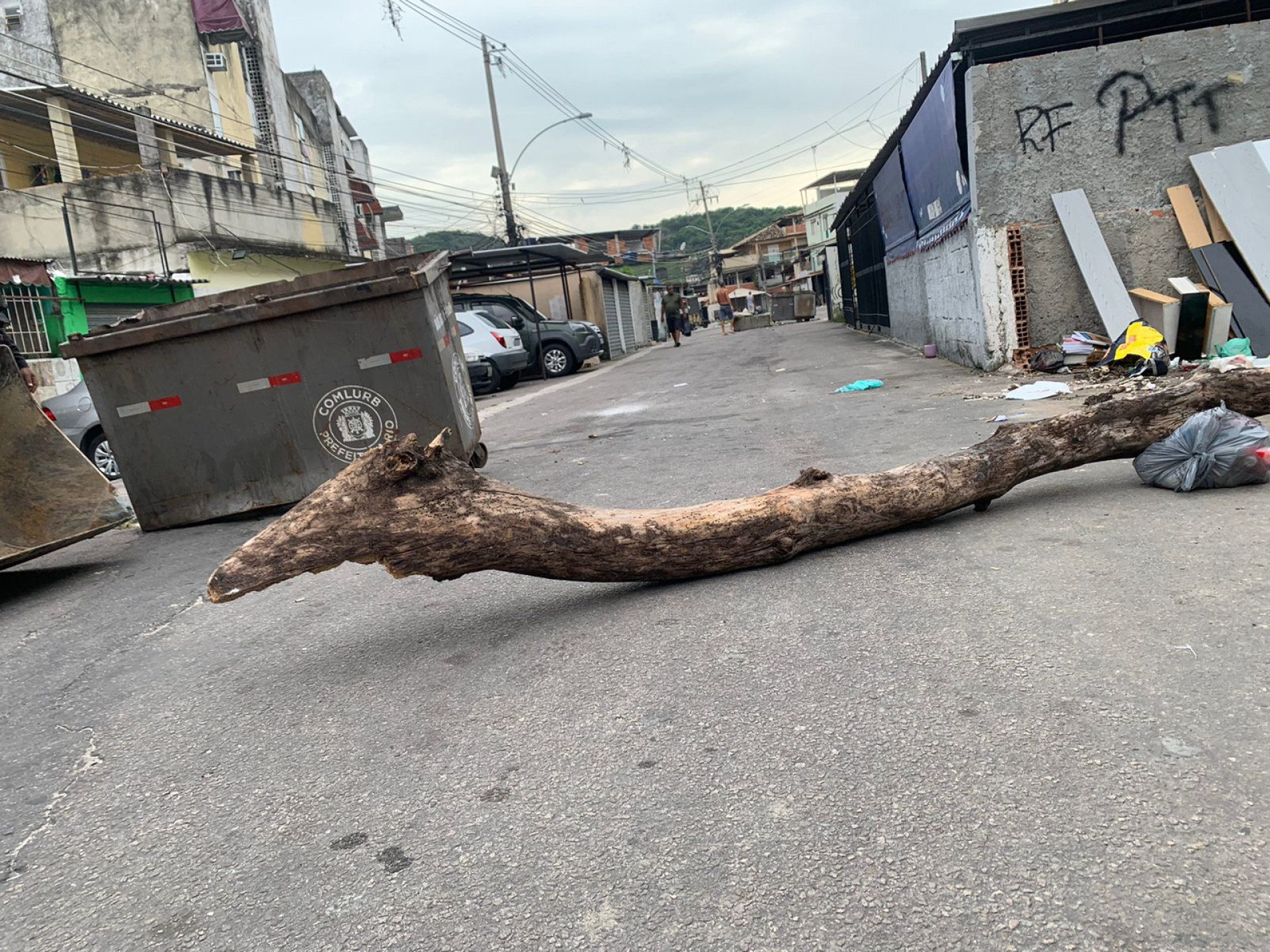 PMs do 41º BPM (Irajá) retiraram aproximadamente 10 toneladas em barricadas da comunidade do Ipase - Reprodução/Redes Sociais