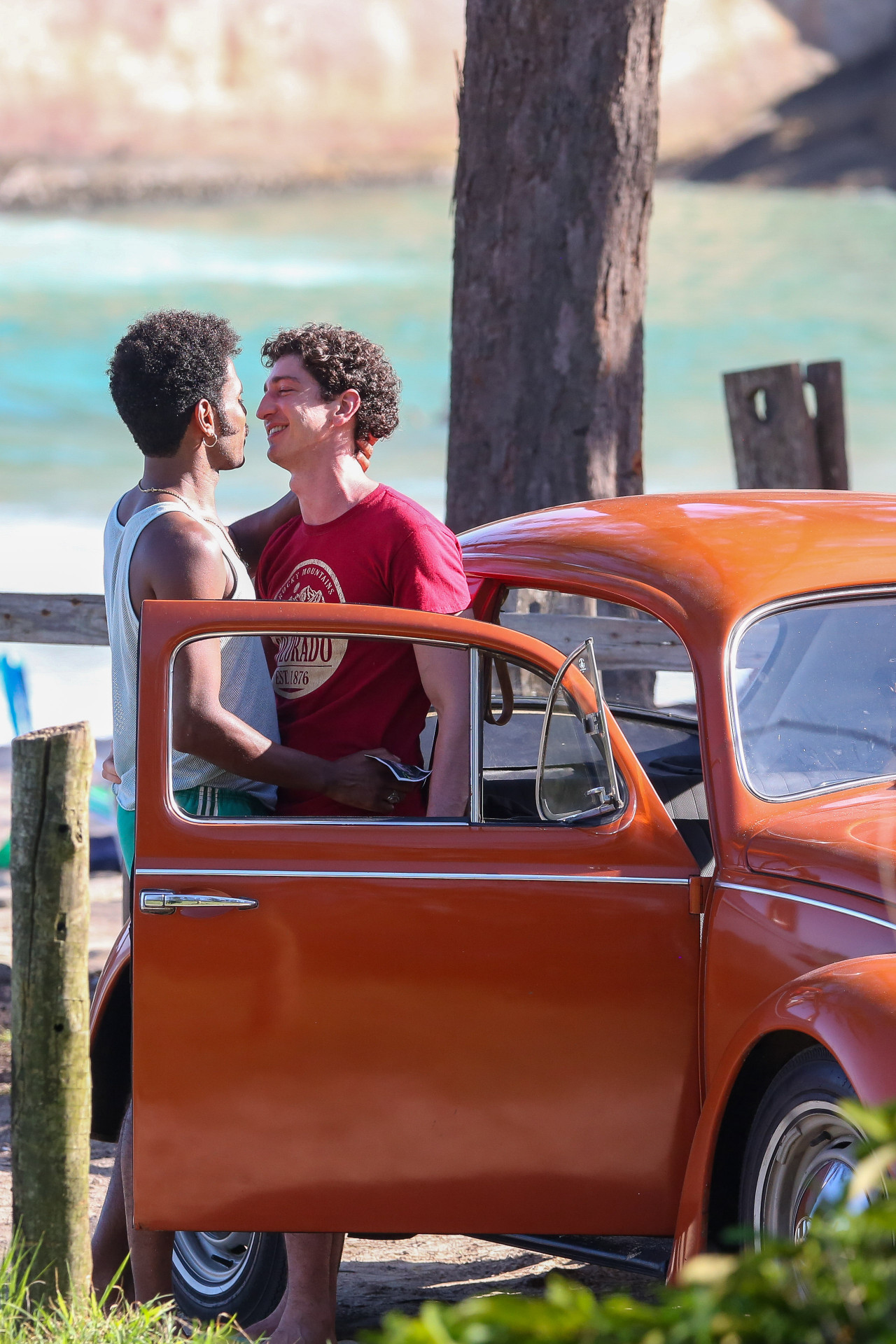 Ícarol Silva e Johny Massaro gravam cenas de beijo para série em Grumari - Dilson Silva/Ag.News