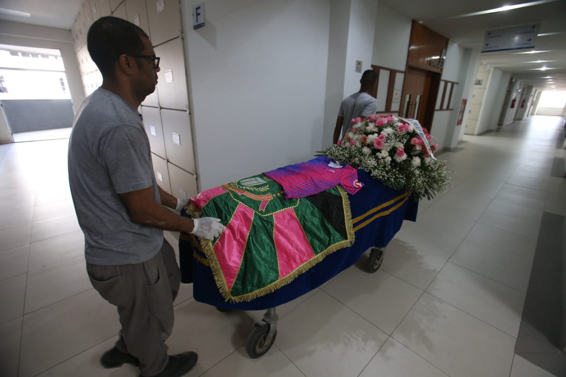 Passista Serginho do Pandeiro &eacute; sepultado no Cemit&eacute;rio Vertical Memorial do Rio, na Zona Norte - Cl&eacute;ber Mendes/Ag&ecirc;ncia O Dia