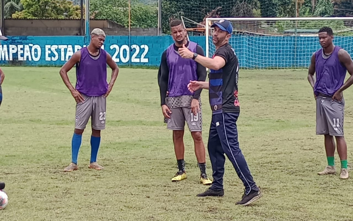 O técnico Hermes Júnior (boné) comandando o último treino no Estádio Nélio Gomes