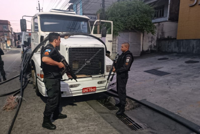 PM recupera caminhão e apreende cabos de telefonia furtados em Nilópolis