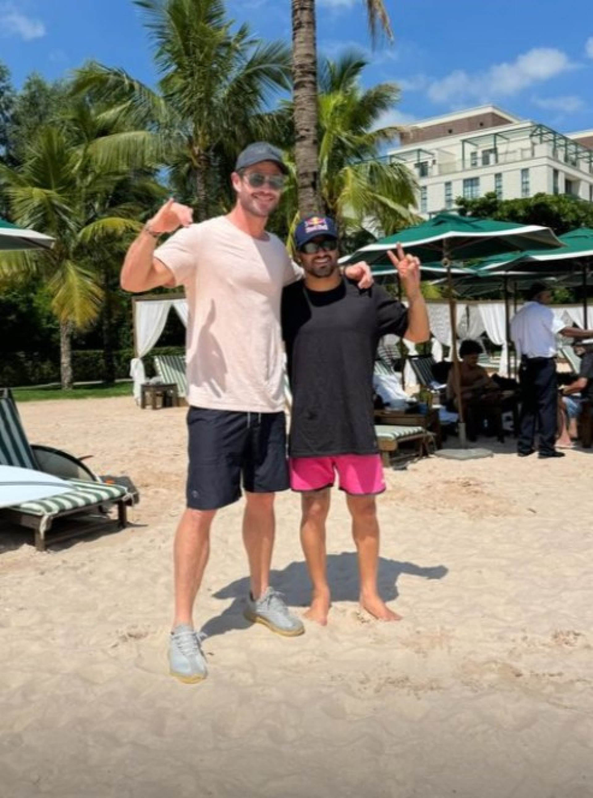 Chris Hemsworth aproveita dia ensolarado para surfar no Brasil - Reprodução / Instagram