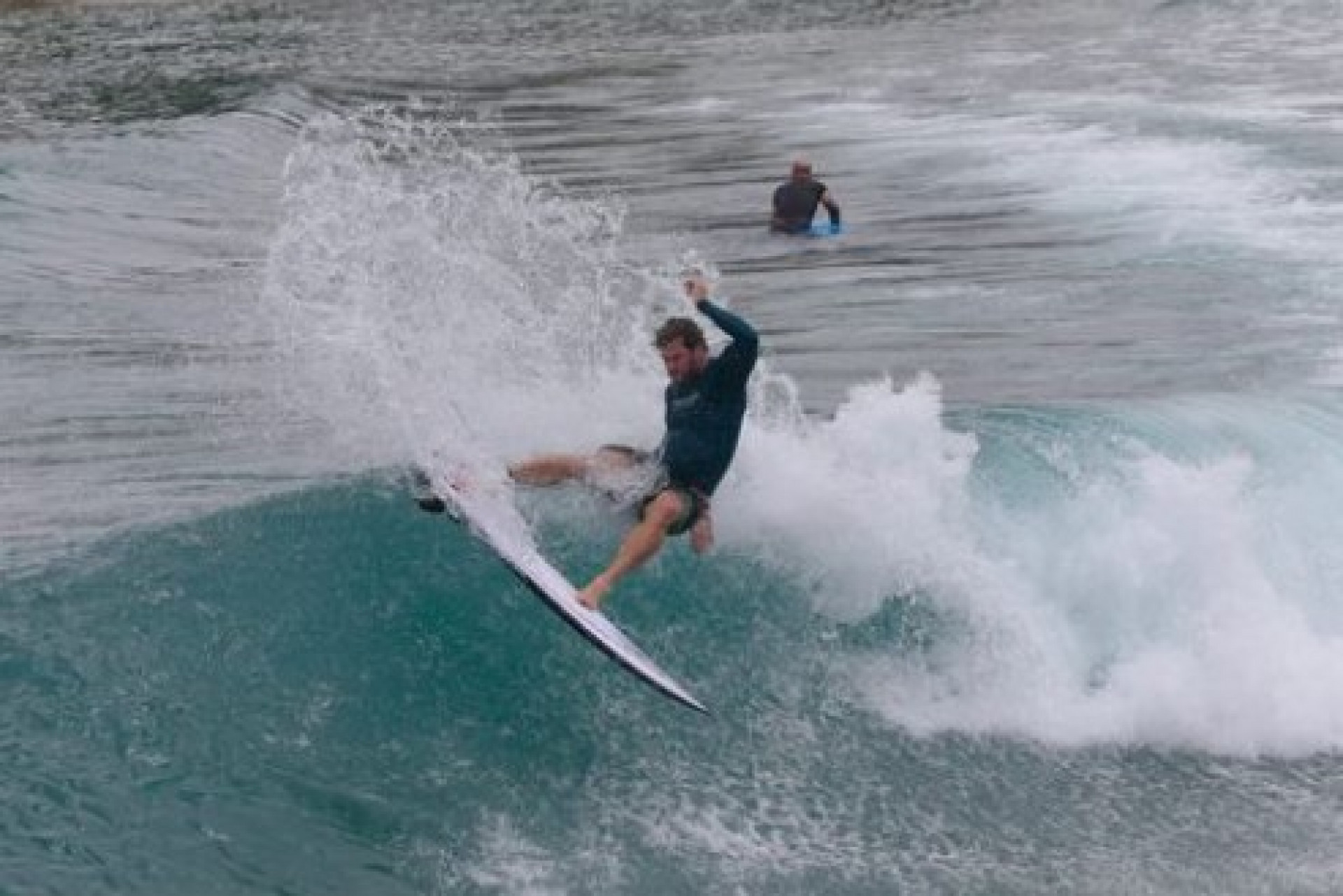 Surfe: Italo Ferreira e ator de Thor surfam juntos em piscina de ondas