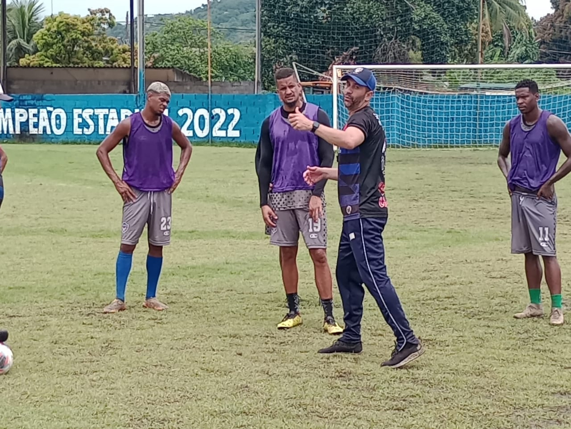 O técnico Hermes Júnior (boné) comandando o último treino no Estádio Nélio Gomes - Willian Davoli / SEBR