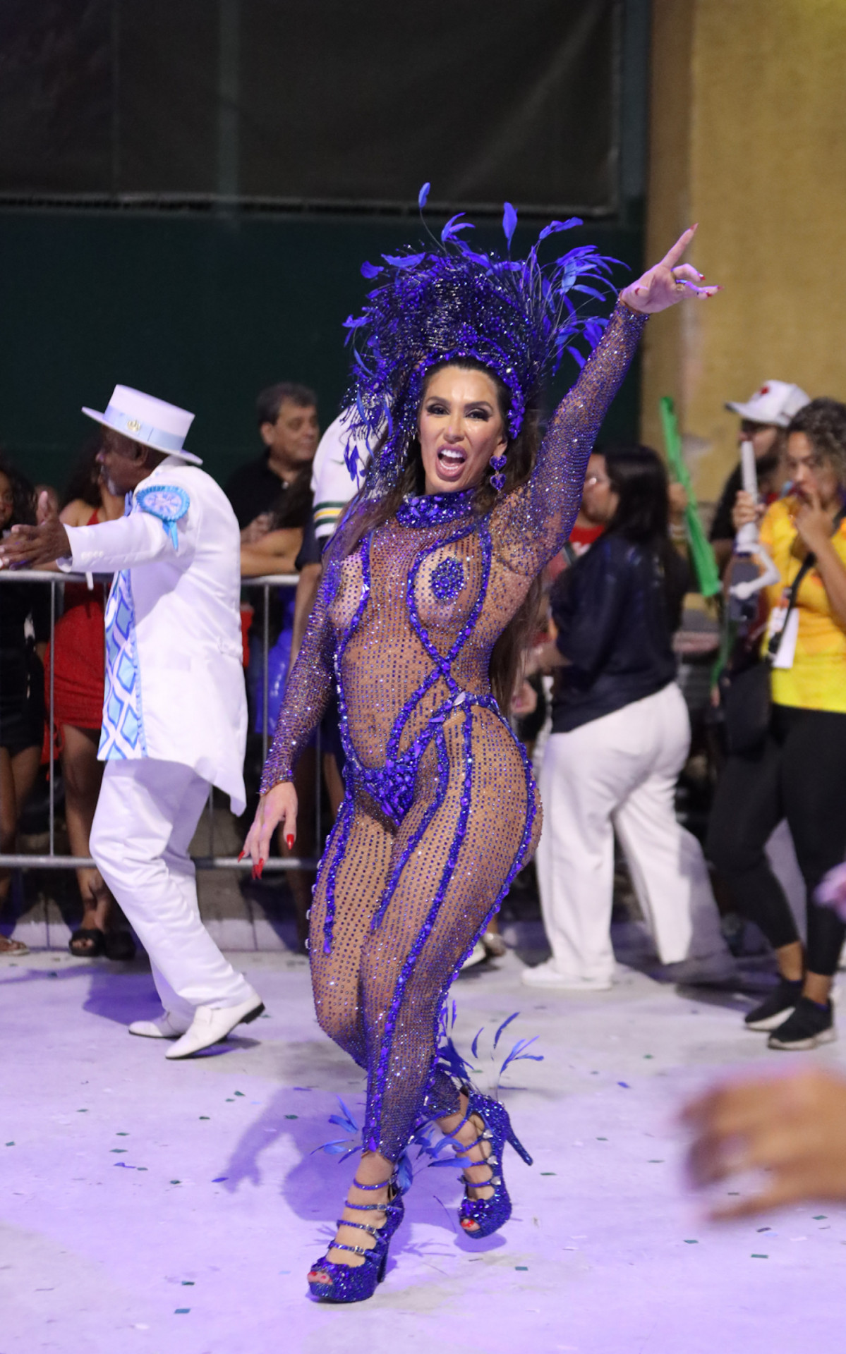 Andrea Andrade apostou em um look lotado de pedrarias e transparência