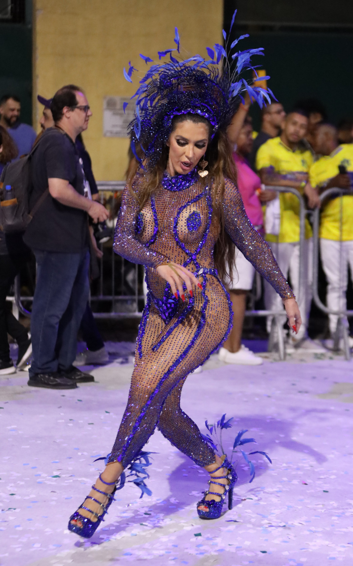 Andrea Andrade apostou em um look lotado de pedrarias e transparência