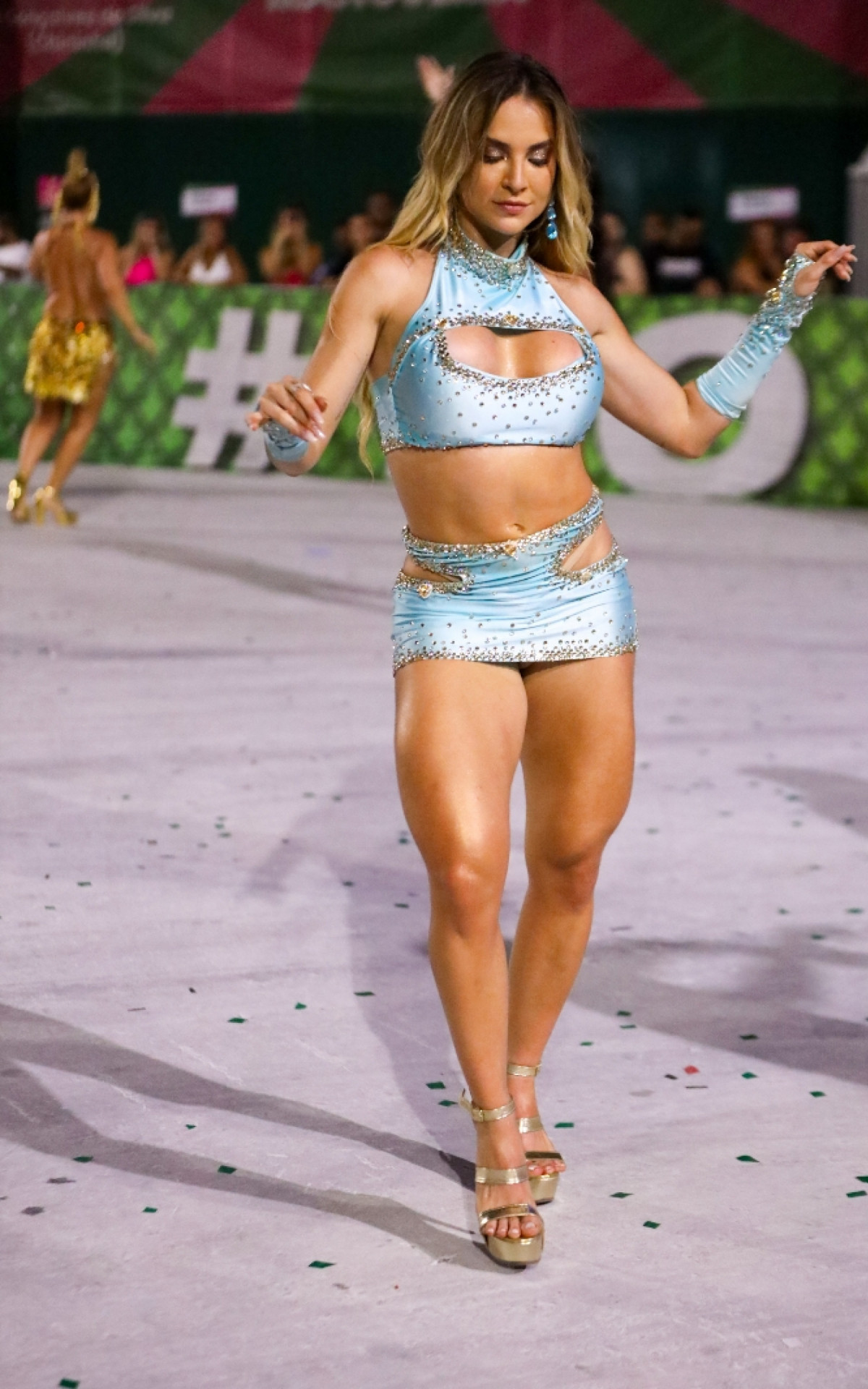 Gabi Martins exibiu o corpão no segundo dia de mini desfiles