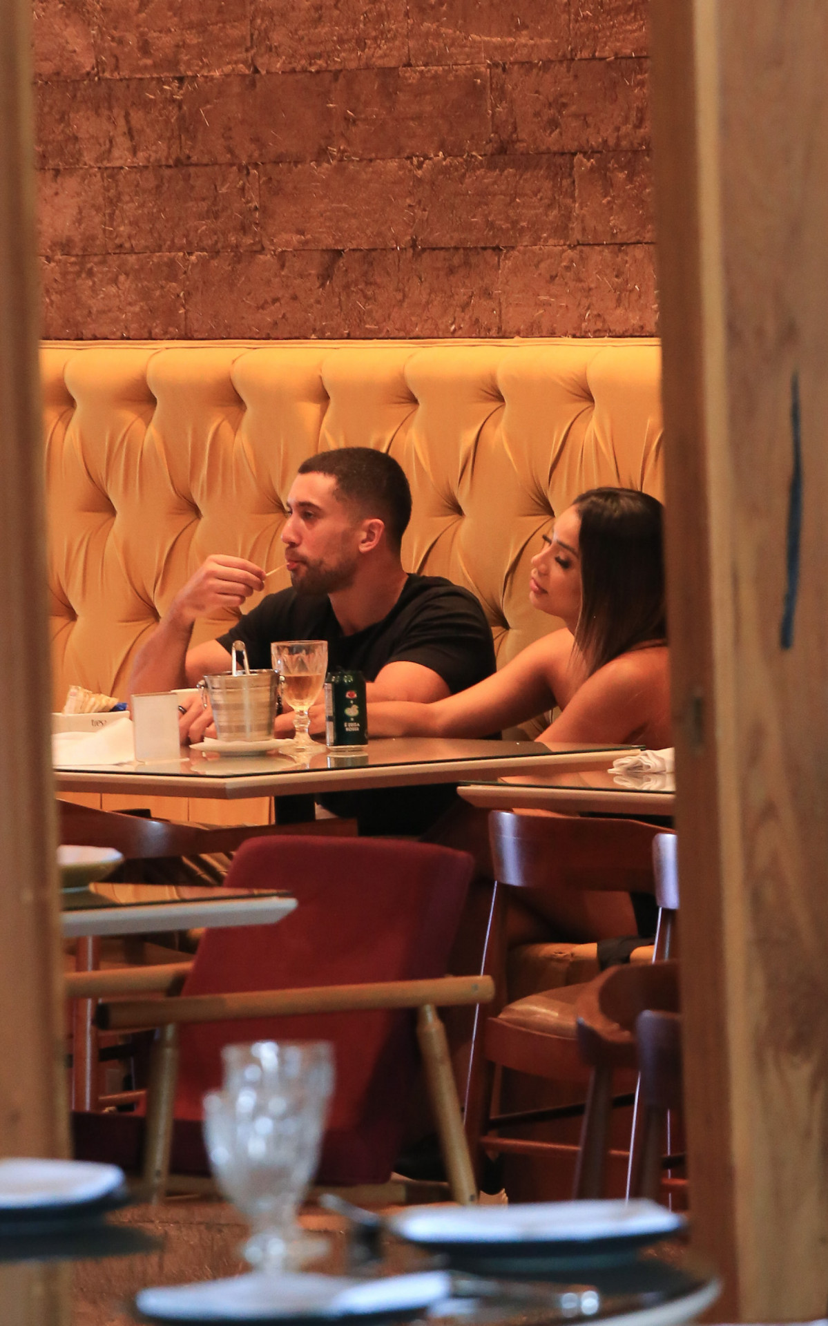 Lexa e o namorado, Ricardo Vianna, em um restaurante em shopping na Barra da Tijuca