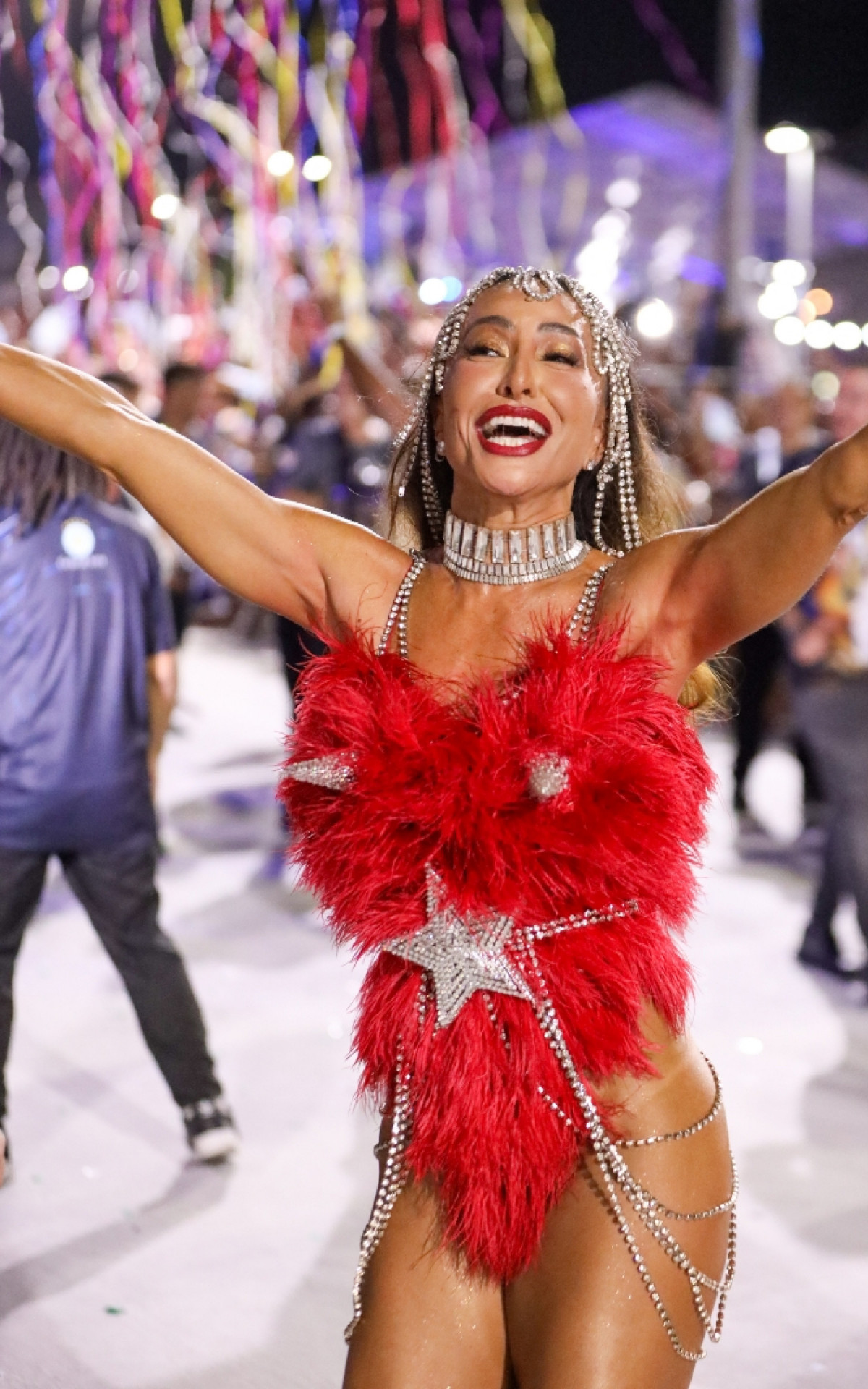 Sabrina Sato esbanjou simpatia no segundo dia de mini desfiles