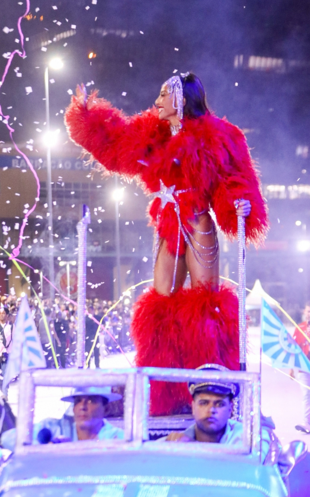 Sabrina Sato chegou de carro à Cidade do Samba