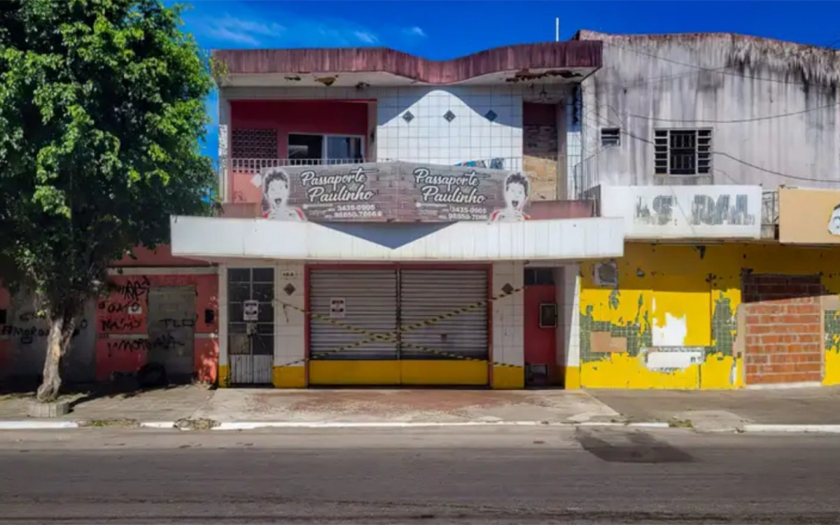 Entradas de casas e lojas desocupadas foram concretadas para evitar invasões e saques.