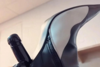 Anitta chama atenção da web ao usar bota com salto de formato íntimo; veja