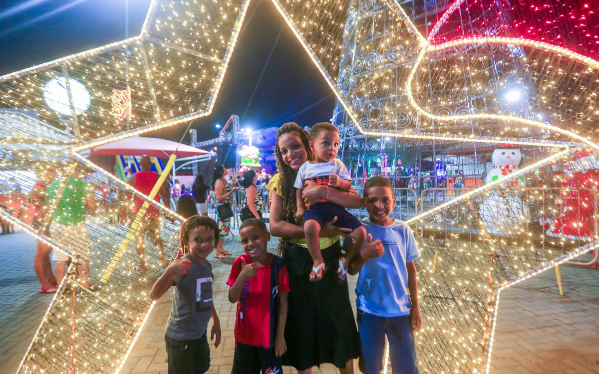 A moradora Marcelle do Nascimento pelo terceiro ano consecutivo levou filhos e o enteado para o Natal Luz em Heliópolis