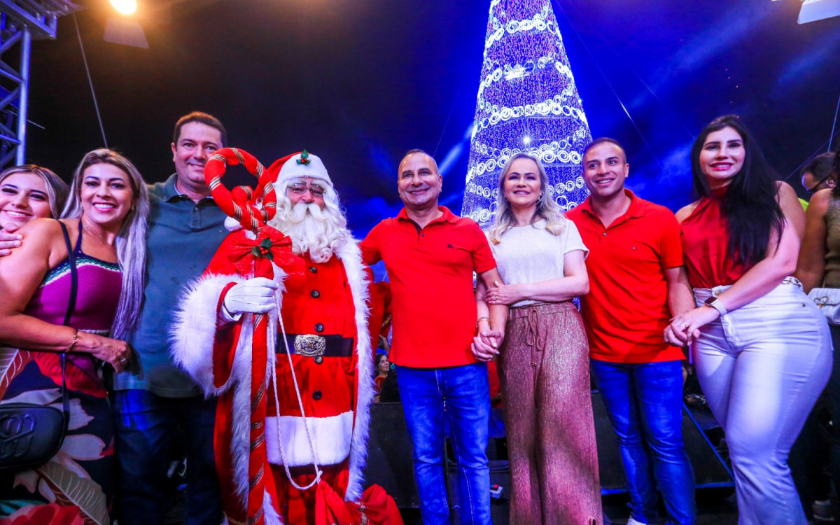 Deputado Léo Vieira, Papai Noel, prefeito Waguinho, deputada federal Daniela do Waguinho e secretário Matheus Carneiro na abertura do Natal
