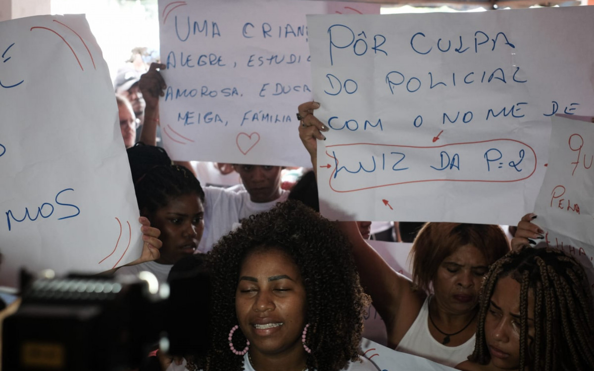 Mãe pede Justiça durante enterro de adolescente baleada em Belford Roxo - Pedro Ivo/Agência O DIA