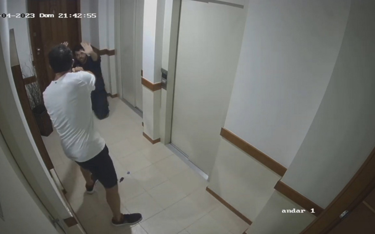 Câmera flagrou síndico apontando arma para jornalista em condomínio no Humaitá, Zona Sul do Rio