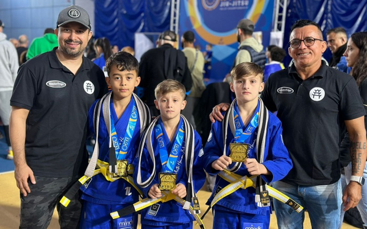 Professores Diogo Dutra (à esquerda) e Alcenor (à direita) com alunos na Irlanda