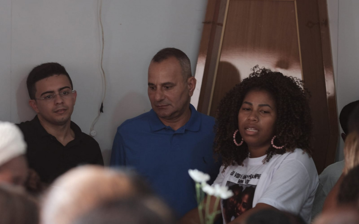 Mãe pede Justiça durante enterro de adolescente baleada em Belford Roxo - Pedro Ivo/Agência O DIA