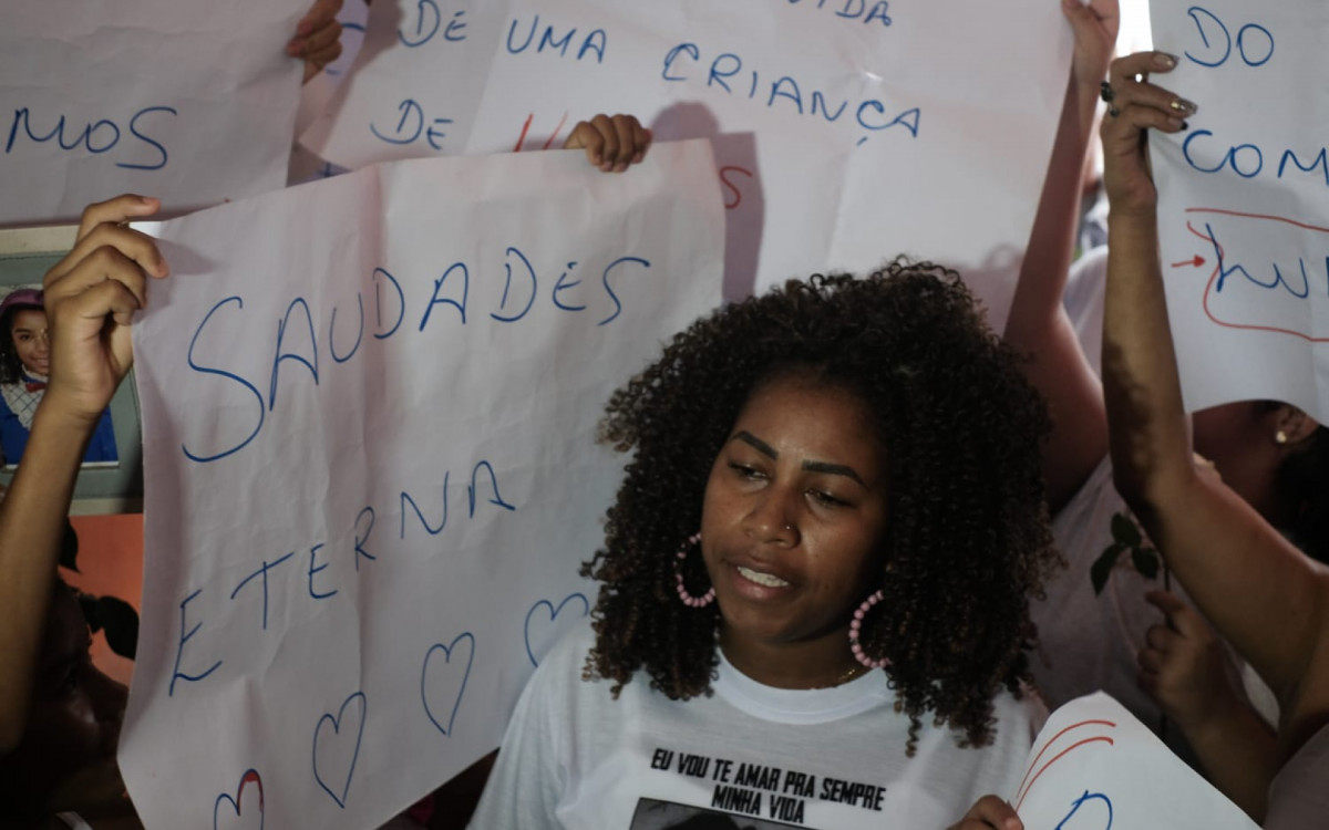 Mãe pede Justiça durante enterro de adolescente baleada em Belford Roxo - Pedro Ivo/Agência O DIA