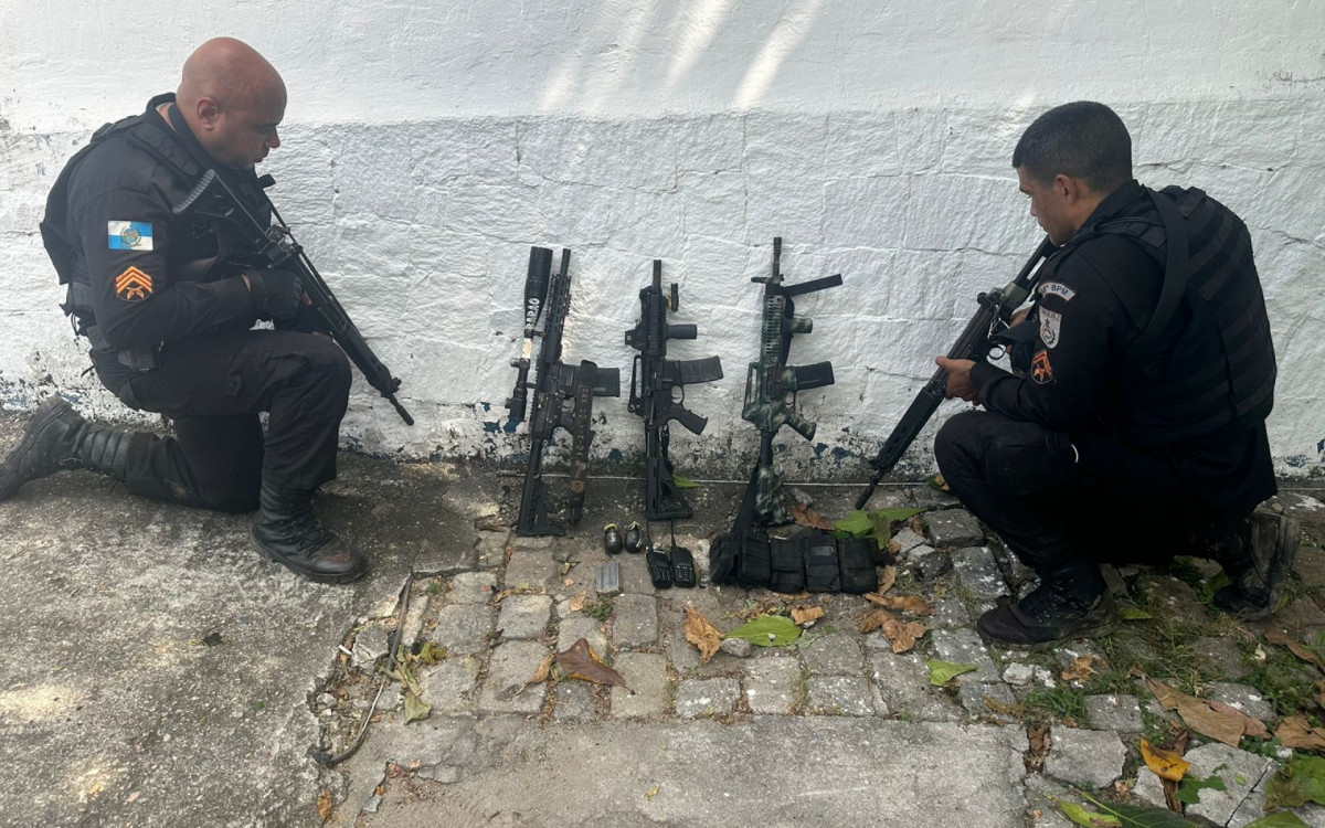 Policiais militares apreenderam armas e granadas dos criminosos - Divulgação