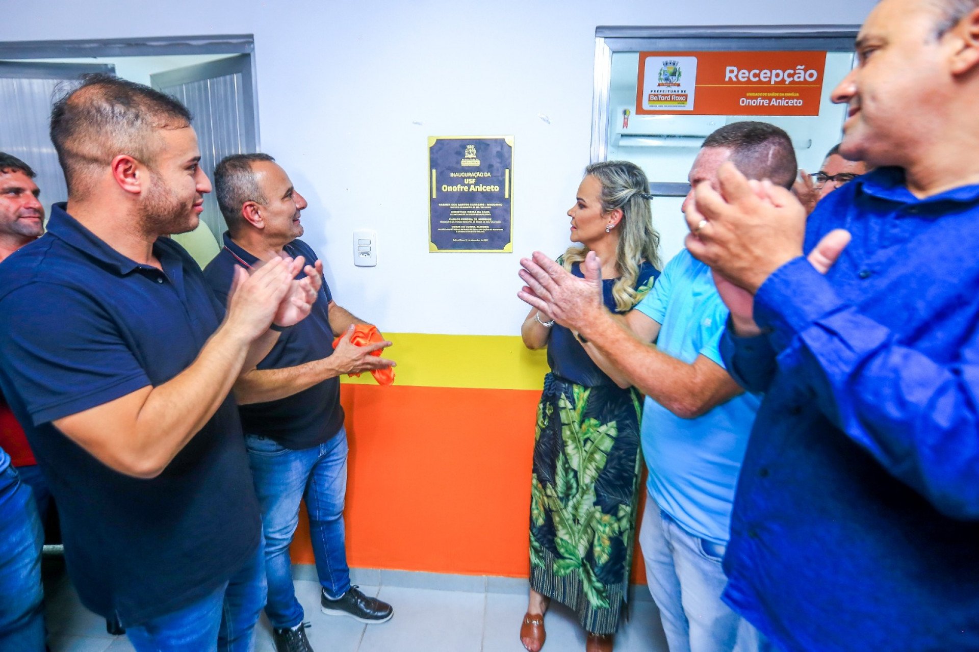 Prefeito Waguinho, deputada federal Daniela do Waguinho e Matheus Carneiro descerram a placa de inauguração da USF - Rafael Barreto/PMBR
