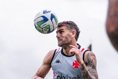 Com 35 jogos pelo Vasco, Vegetti supera início de Cano no clube