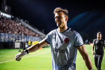 Léo Jardim pede para jogar após nascimento da filha e vira herói do Vasco