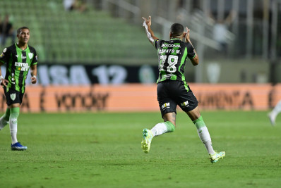 Jogador do América-MG cobra pix de humorista santista que prometeu pagar R$ 50 mil