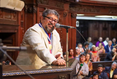 Ao ritmo de samba, Deputado Federal Washington Quaquá recebe Medalha Tiradentes