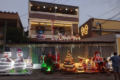 Decoração de Natal de residência de Nova Iguaçu encanta crianças, adultos e idosos