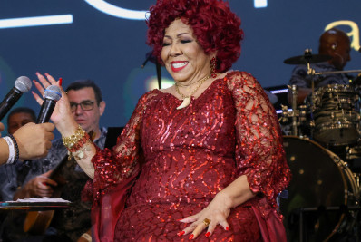 Alcione passa mal e deixa show no navio de Alexandre Pires